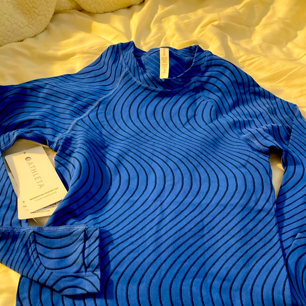 NWT Athleta Momentum top. XS. Long sleeve with thumb holes. Great fit and color